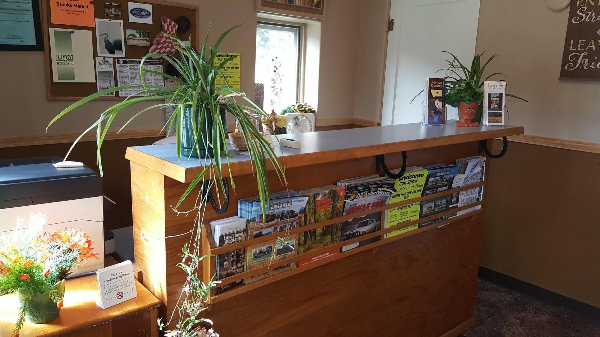 Trail'S End Motel Downtown Lewistown Bagian luar foto